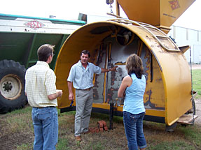 Equipment to allow grain or oilseed to be pushed into silo bags for storage or be retrieved from the bags.