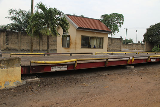 Truck weighing station at Juaben processing mill. Full image view opens in a new window.